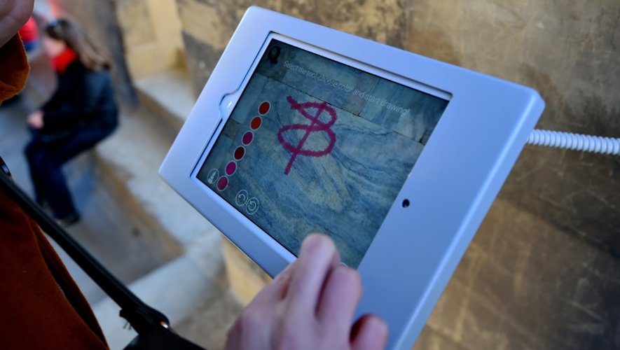 Lors de la visite du Campanile de Giotto à Florence, les touristes sont invités à dessiner leurs grafittis sur des tablettes, le 17 mars 2016