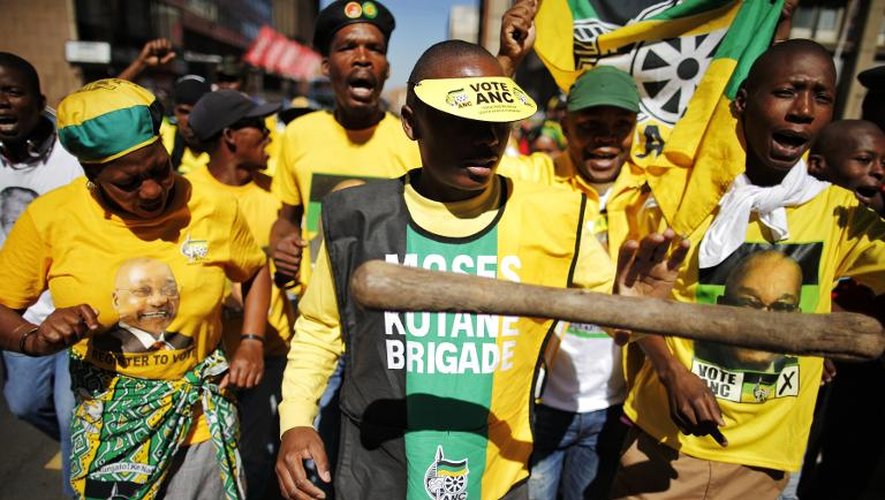 Des partisans de l'ANC au pouvoir près du siège du parti, le 12 février 2014 avant une manifestation de l'opposition à Johannesburg