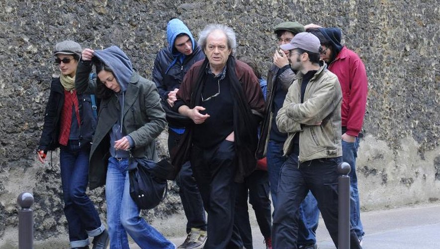 Michel Levy, le père de Yldune Levy, et les membres du comité de soutien à Julien Coupat devant la prison de la Santé le 28 mai 2009 à Paris