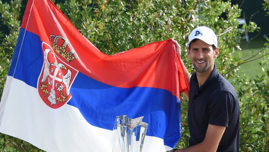 Novak Djokovic avec le trophée du tournoi d'Indian Wells (Etats-Unis), le 20 mars 2016