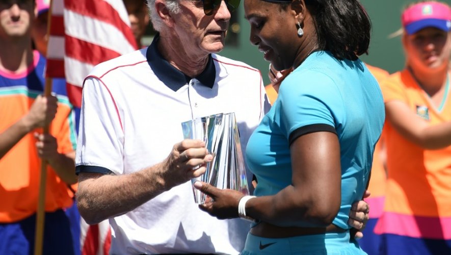 Raymond Moore, alors directeur du tournoi de tennis d'Indian Wells, avec Serena Williams, le 20 mars 2016