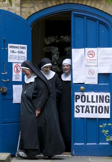 Des religieuses sortent d'un bureau de vote de Londres, le 7 mai 2015