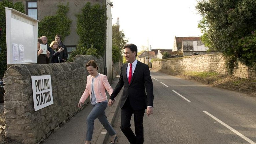 Ed Miliband et sa femme Justine Thornton, à leur arrivée le 7 mai 2015 au bureau de vote de Sutton, près de Doncaster