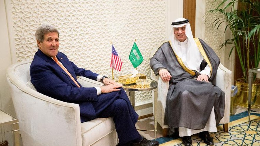 Le chef de la diplomatie de l'Arabie saoudite Adel al-Jubeir (d) et le secrétaire d'Etat américain John Kerry, le 7 mai 2015 à Ryad
