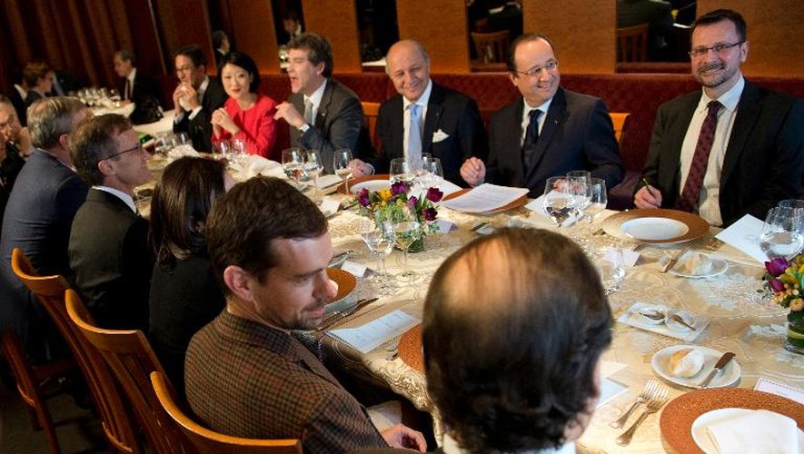Le président François Hollande déjeune dans un restaurant de San Francisco avec des tycoons de l'internet dont le patron de Twitter Jack Dorsey (2e g), le 12 février 2014