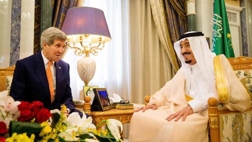 Le secrétaire d'Etat américain John Kerry (g) et le roi Salman d'Arabie saoudite, le 7 mai 2015 à Ryad