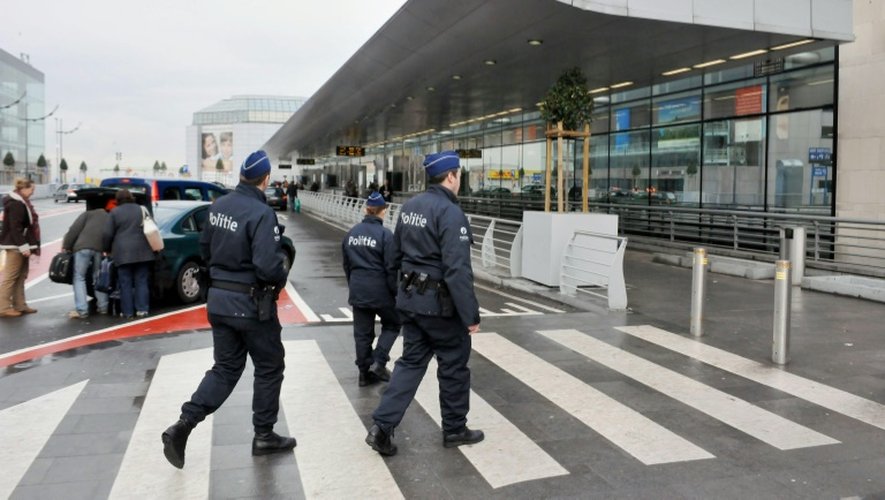 Des membres de la police belge patrouillent le 28 décembre 2009 dans l'aéroport de Bruxelles