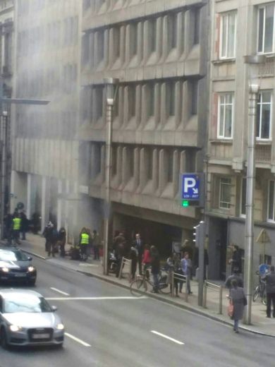 De la fumée sort de la station de métro Maalbeek, à Bruxelles où une explosion a eu lieu, le 22 mars 2016