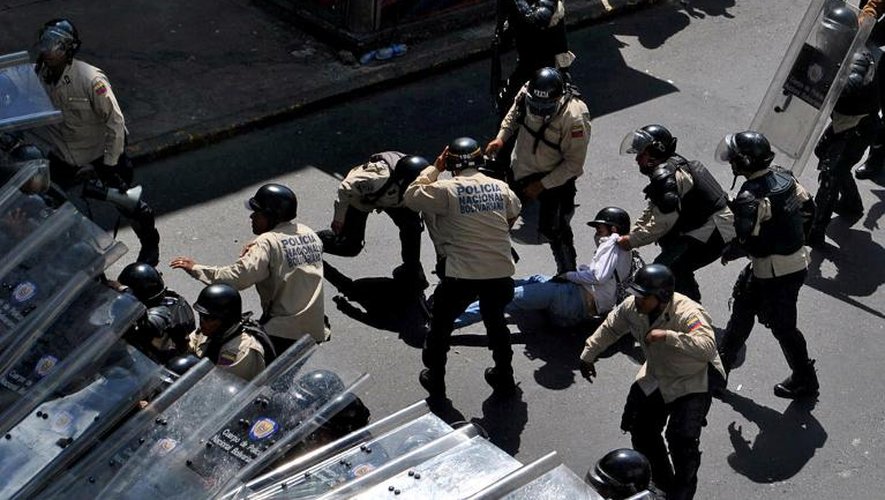 Un manifestant est arrêté par les forces de l'ordre lors d'une manifestation de l'opposition, le 12 février 2014 à Caracas, au Venezuela