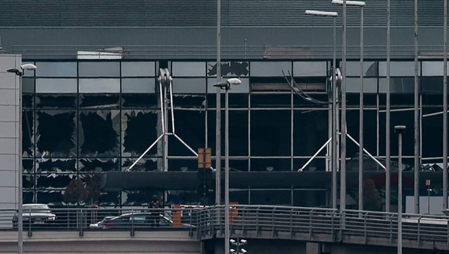 Les vitres d'une partie de l'aéroport de Bruxelles ont été soufflées lors de deux explosions qui ont fait au moins 13 morts et 35 blessés, le 22 mars 2016