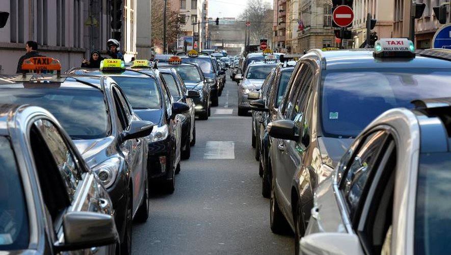 Des chauffeurs de taxis en grève bloquent la circulation à Lyon, le 12 février 2014