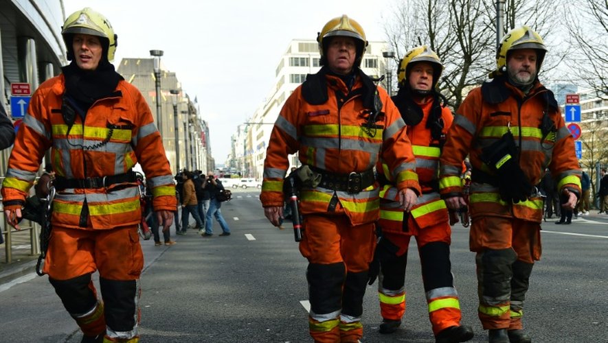 Des pompiers arrivent sur le site d'une explosion dans le métro de Bruxelles, le 22 mars 2016