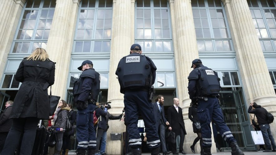 Des policiers français contrôlent l'entrée de la gare du Nord à Paris, le 22 mars 2016