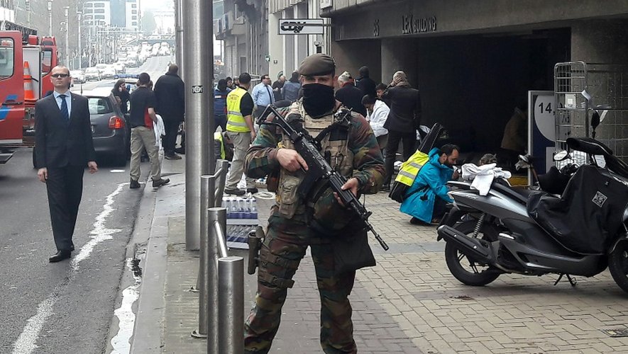Un soldat belge monte la garde près de la station de métro de Maalbeek cible d'un attentat à Bruxelles le 22 mars 2016