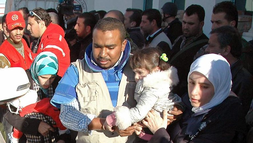 Des Syriens évacués des quartiers assiégés de Homs, le 12 février 2014 lors d'une opération humanitaire
