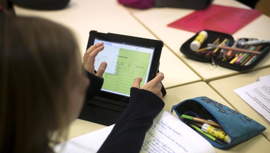 Une élève utilise une tablette numérique à la British School of Paris, à Croissy-sur-Seine, le 3 décembre 2012