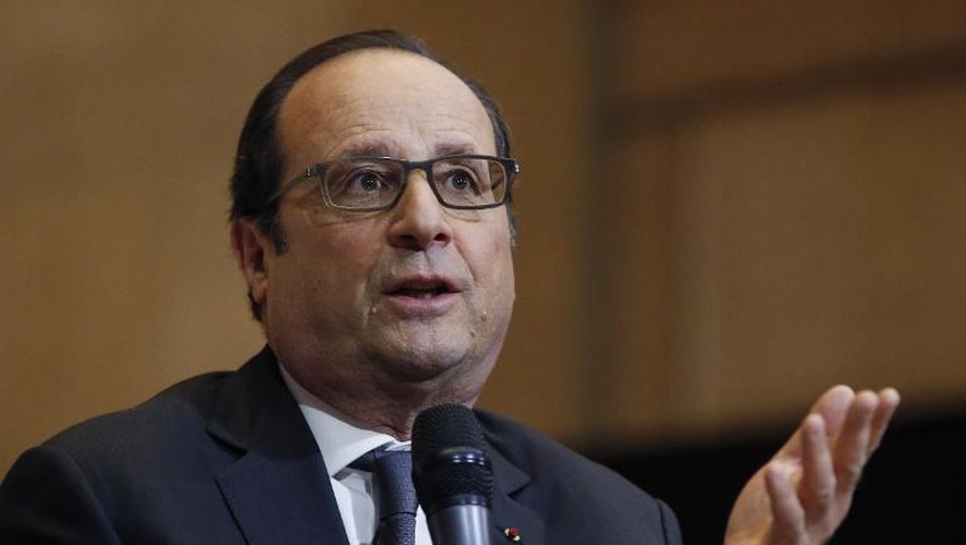Le Président Francois Hollande rencontre des étudiants au Conseil économique et social (CESE) le 6 mai 2015