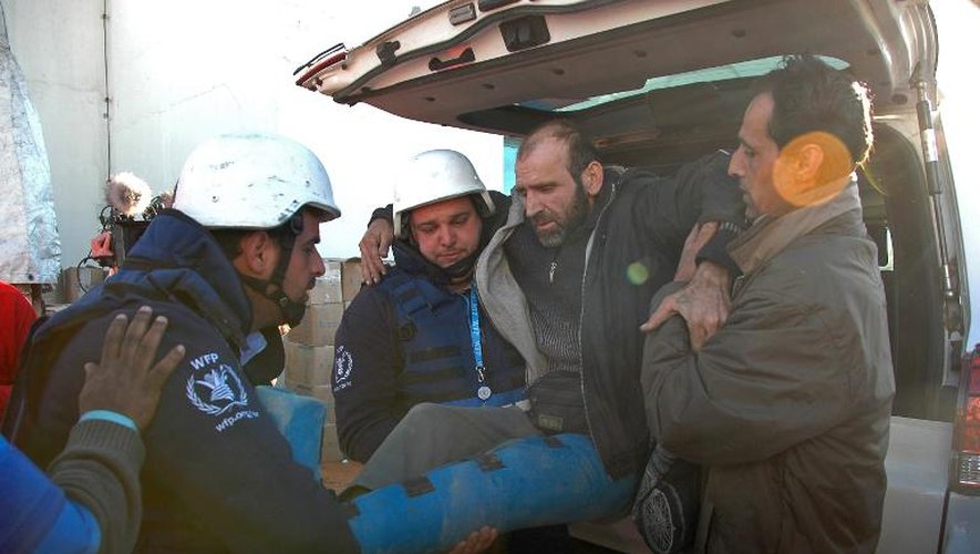 Un Syrien blessé évacué des quartiers assiégés de Homs, le 12 février 2014 lors d'une opération humanitaire