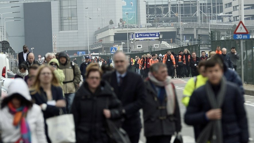 Les voyageurs sont évacués de l'aéroport Zaventem après des explosions, le 22 mars 2016.