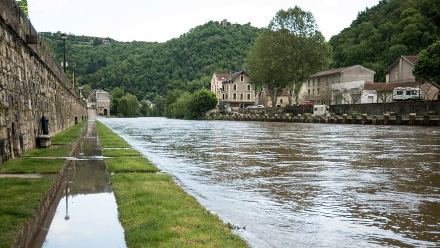 Villefranche: l'Aveyron à ras bord