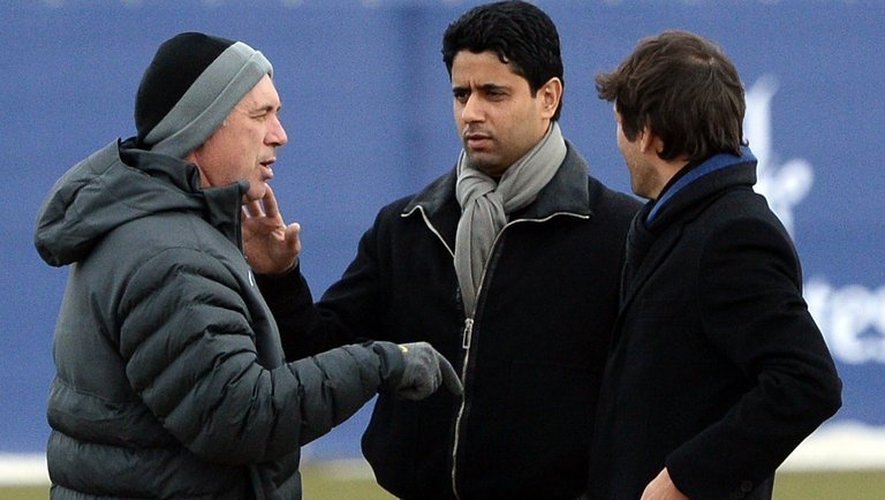 L'entraîneur du PSG Carlo Ancelotti (g) parle avec son président Nasser el-Khelaifi et Leonardo, le 5 mars 2013 à Paris