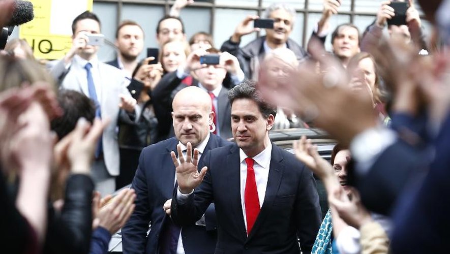 Le leader du labour Ed Miliband arrive au quartier général de son parti vendredi matin à Londres