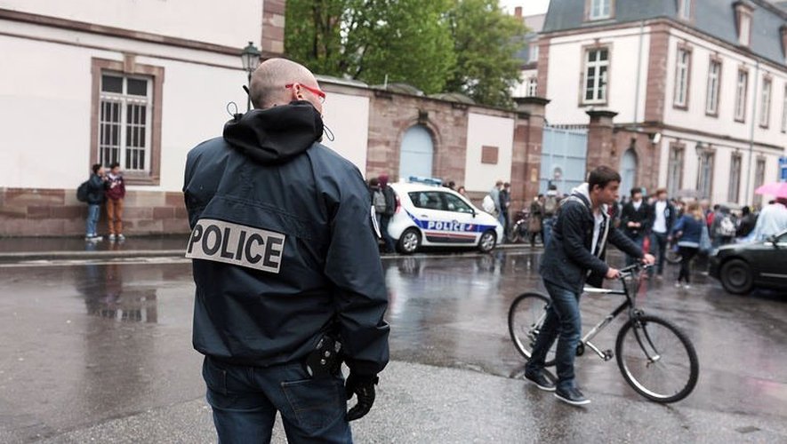 La police devant un lycée de Strasbourg suite à des menaces de fusillade, le 17 mai 2013