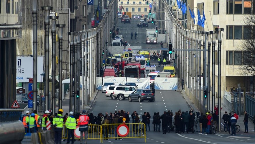 Un périmètre de sécurité a été installé le 22 mars 2016 près de la station de métro de Maalbeek à Bruxelles où une explosion a fait une dizaine de morts, selon un bilan provisoire