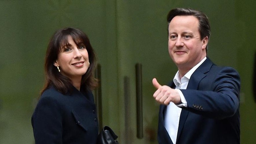 Le premier ministre britannique David Cameron et sa femme à leur arrivée au quartier général de campagne du parti conservateur, vendredi à Londres