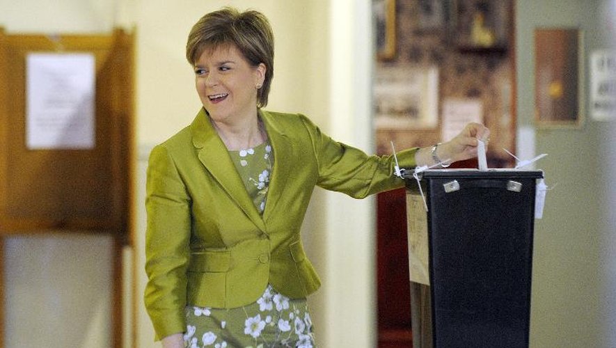 Nicola Sturgeon, leader du parti national écossais (SNP) en train de voter jeudi
