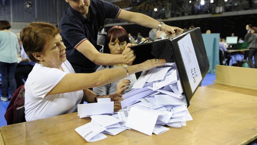 Les opérations de dépouillement des élections législatives commencent à Glasgow, le 7 mai 2015