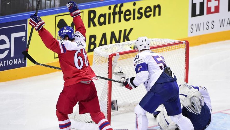 L'attaquant tchèque Jaromir Jagr fête son but contre l'équipe de France, le 7 mai 2015 lors du tour préliminaire du Mondial de hockey sur glace à Prague