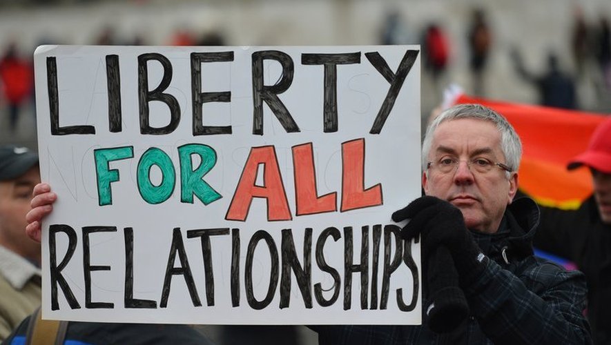 Un homme avec une pancarte "Liberté pour tous les types de relations" manifeste en faveur du mariage pour les couples homosexuels, le 24 mars 2013 à Londres