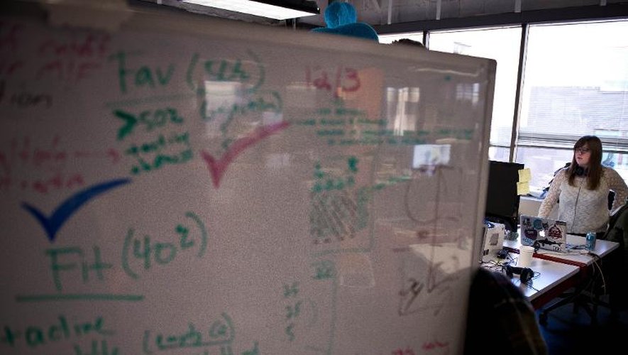 Une employée de l'application mobile de rencontre Hinge à la recherche de la formule mathématique du coup de foudre, à Washington le 11 février 2014