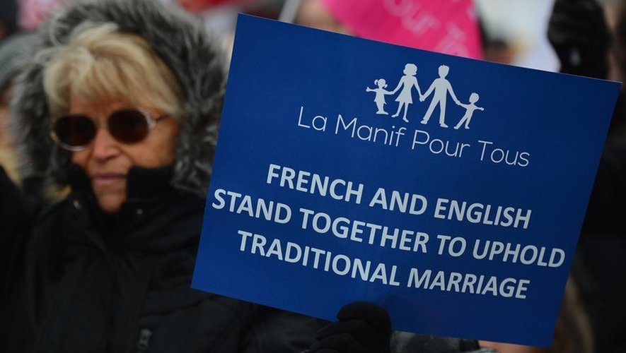 Une femme manifeste contre le mariage pour les couples homosexuels, le 24 mars 2013 à Londres