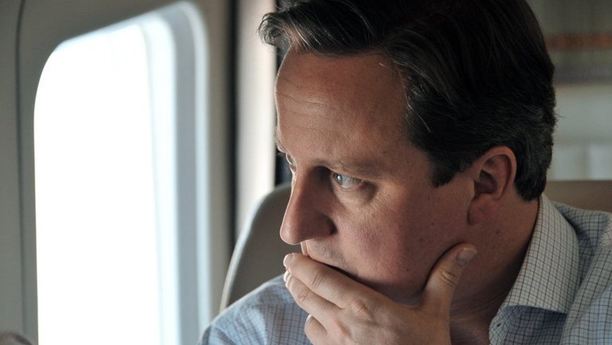Le Premier ministre britannique David Cameron, le 10 mai 2013 dans un hélicoptère en Russie