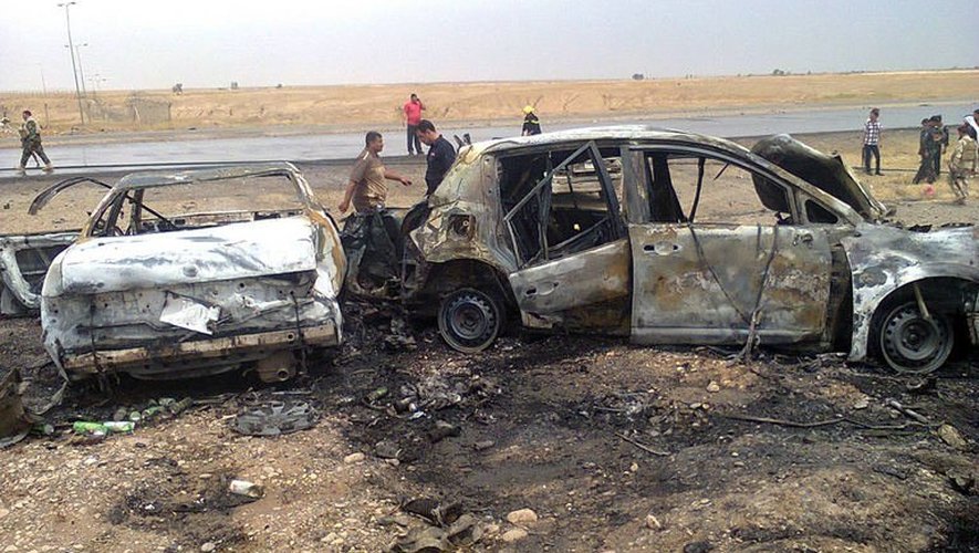 Des voitures brûlées après un attentat dans le nord de Bagdad, le 20 mai 2013