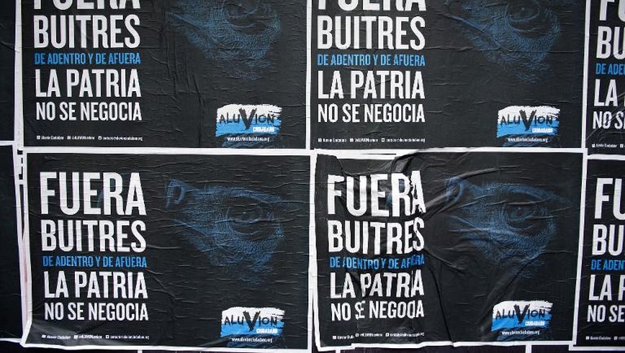 Des affiches le 4 octobre 2014 à Buenos Aires contre les "fonds vautour" en litige avec l'Argentine. On y lit: "Dehors, vautours. La patrie n'est pas négociable"