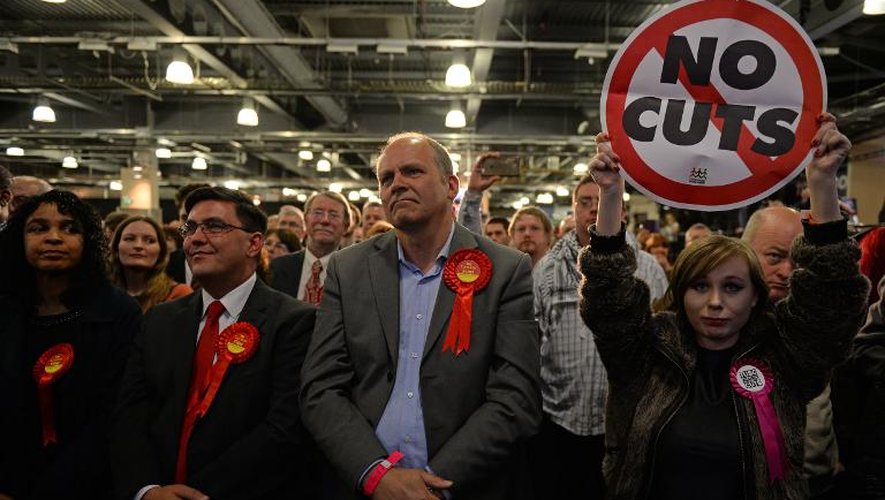Les partisans des travaillistes écoutent le discours de leur chef Ed Miliband et sa déception à l'annonce des premiers résultats des législatives le 8 mai 2015 à Doncaster