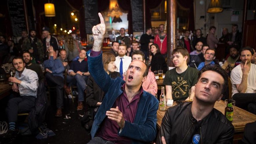 Réaction de Londoniens dans un pub du nord de la capitale après les estimations d'une victoire des conservateurs