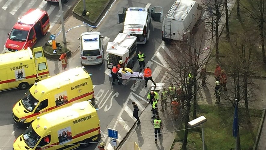Des secouristes évacuent des blessés près de la station de métro Maelbeek à Bruxelles le 22 mars 2016