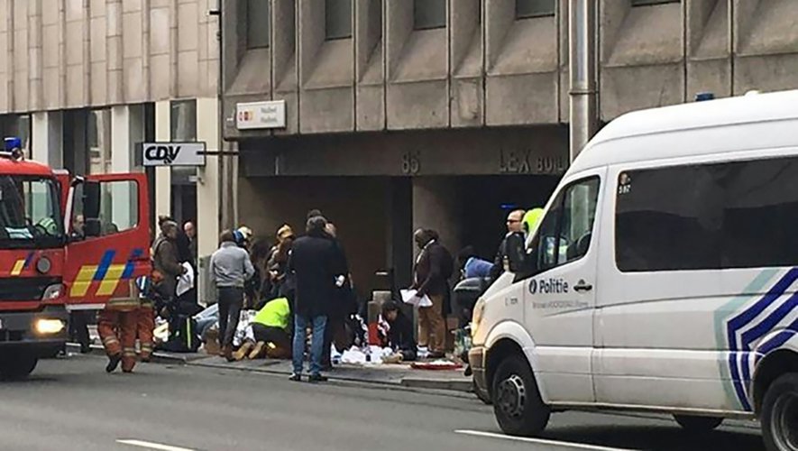 Des secouristes soignent des blessés près de la station de métro Maelbeek le 22 mars 2016