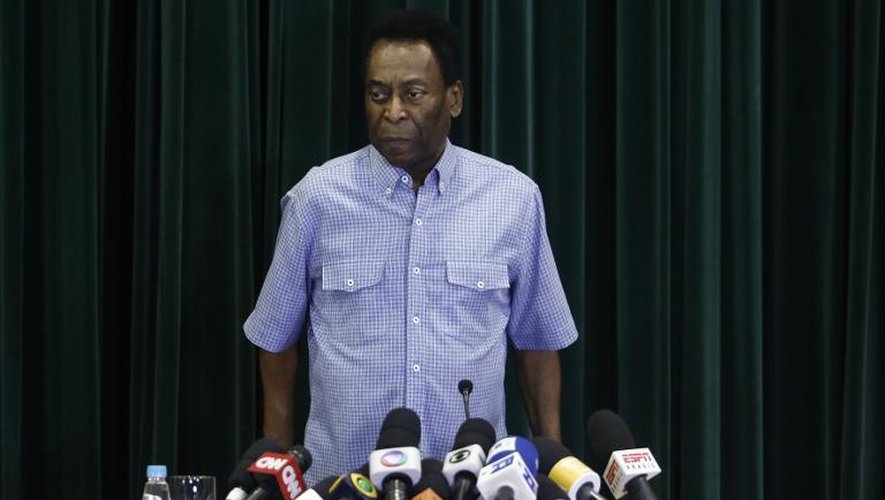 Le Roi Pelé s'installe pour une conférence de presse à sa sortie d'un hôpital de Sao Paulo, le 9 décembre 2014