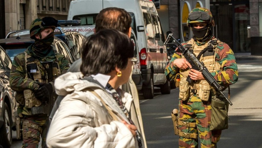 Des soldats patrouillent près de la station de métro Maelbeek à Bruxelles le 22 mars 2016
