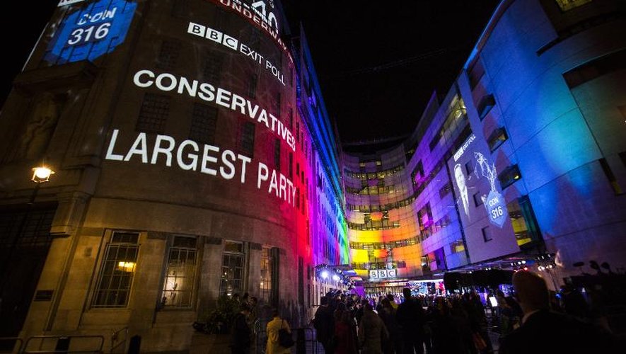 Les résultats du sondage de la BBC annonçant la victoire des Conservateurs est projeté sur la façade de son siège à Londres, le 7 mai 2015