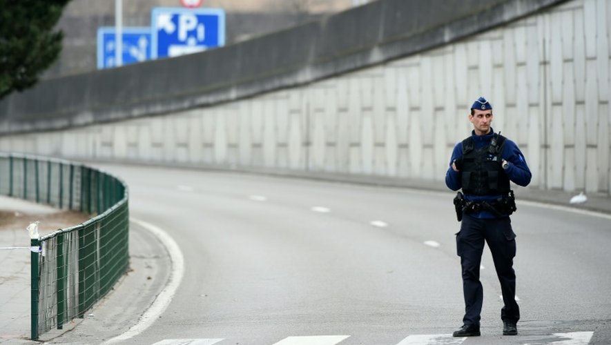 Un policier patrouille aux abords de l'aéroport de Bruxelles à Zaventem le 22 mars 2016