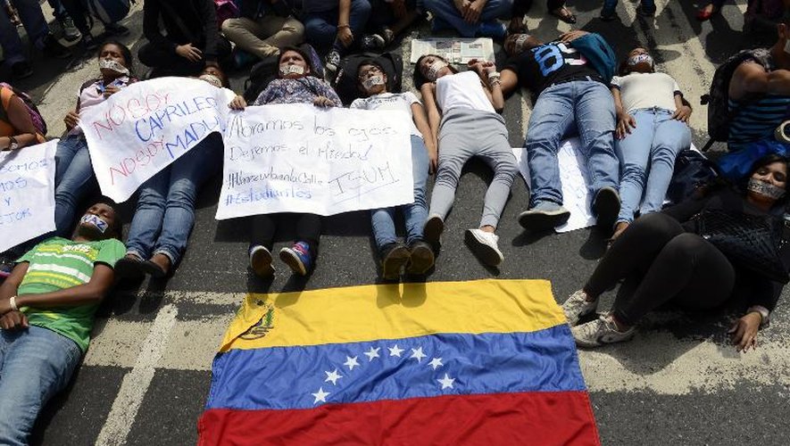 Des étudiants couchés pour protester contre la mort d'un des leurs mercredi à Caracas, le 13 février 2014