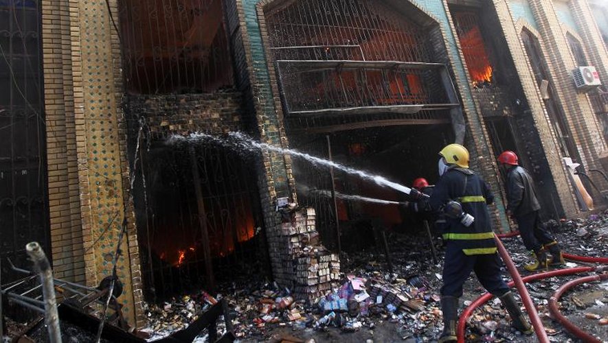 Des pompiers éteignent un incendie du marché historique de Bagdad le 13 février 2014