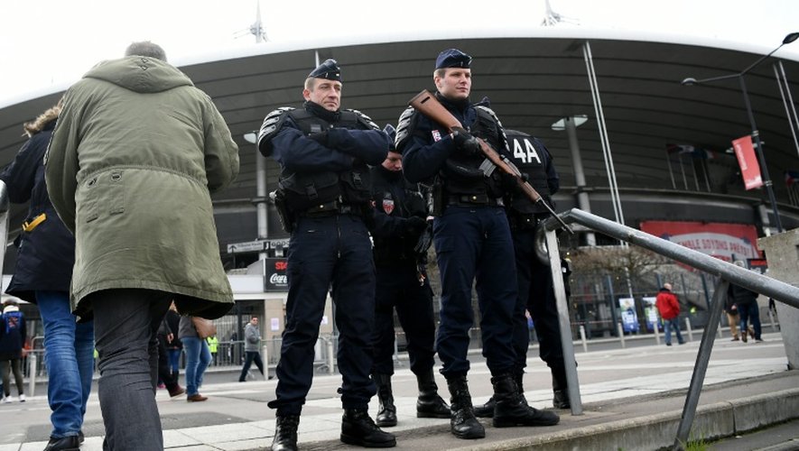 Des policiers devant le Stade de France lors du match France-Italie en Tournoi des six nations, le 6 février 2016