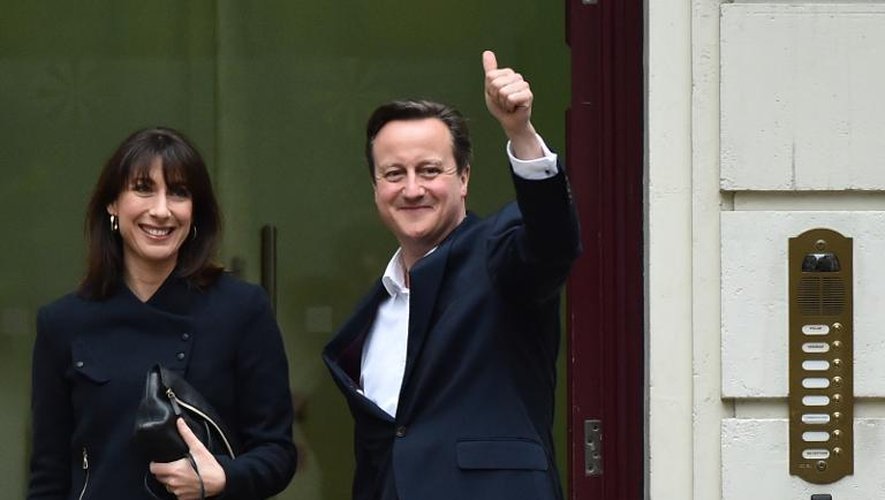 Le Premier ministre David Cameron et sa femme Samantha arrivent au siège du parti conservateur à Londres le 8 mai 2015